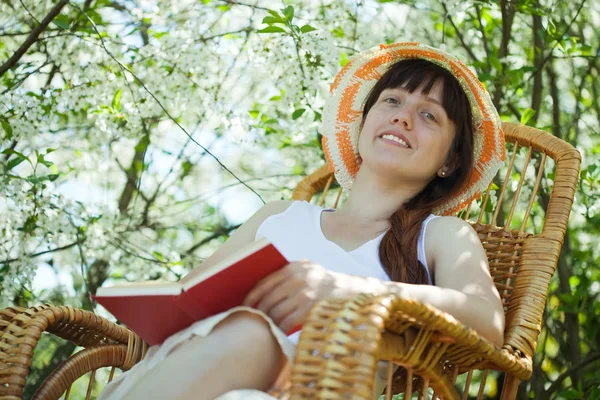 Jovem relaxante no jardim florescente — Fotografia de Stock