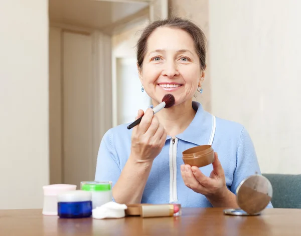 Mujer madura poniendo maquillaje —  Fotos de Stock