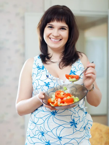 Pozitif kız tabak sebze salatası — Stok fotoğraf