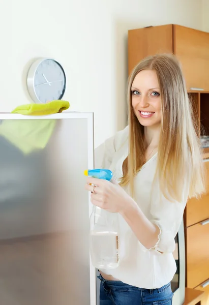 Meisje schoonmaken glazen deur — Stockfoto