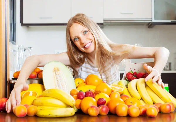 Happy housewife with fresh fruits — Stock Photo, Image