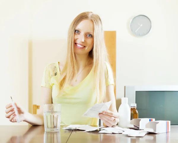 Positive Frau mit Medikamenten — Stockfoto