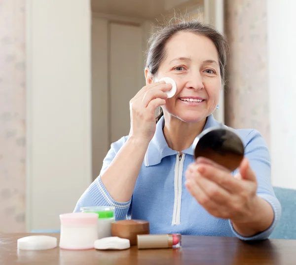 Donna rimuove il trucco — Foto Stock