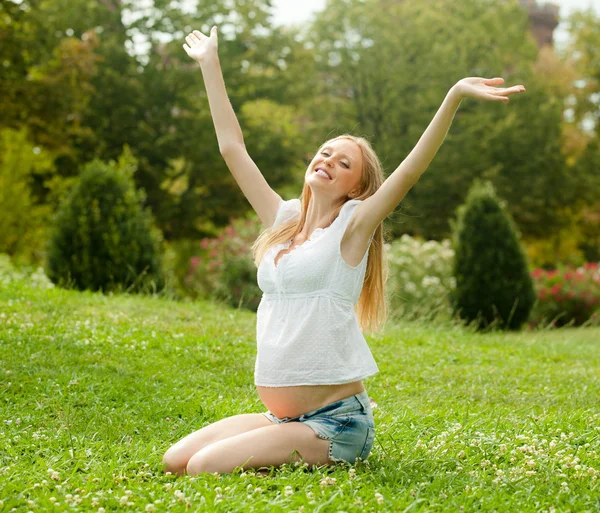 Glad kvinna i Sommaräng — Stockfoto