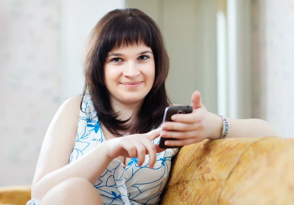 Woman sends SMS by mobile — Stock Photo, Image