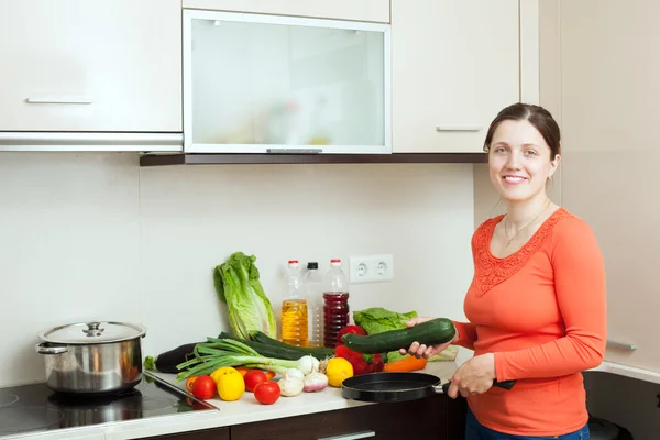 Femme à la courge moelle — Photo