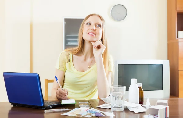 Mulher positiva contando o custo do tratamento — Fotografia de Stock