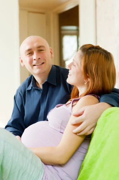 Feliz pareja embarazada — Foto de Stock