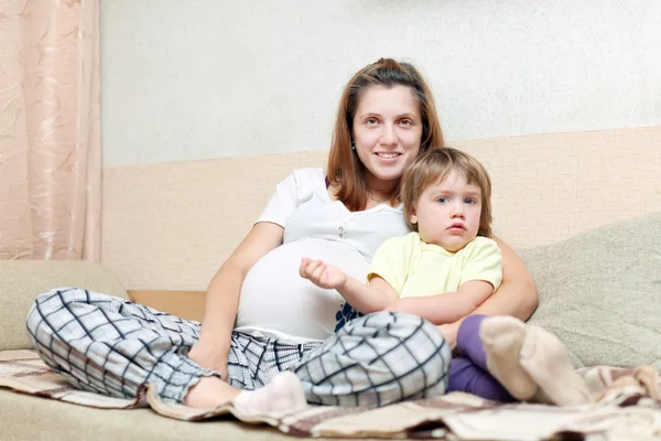 Gravid mor med barn — Stockfoto