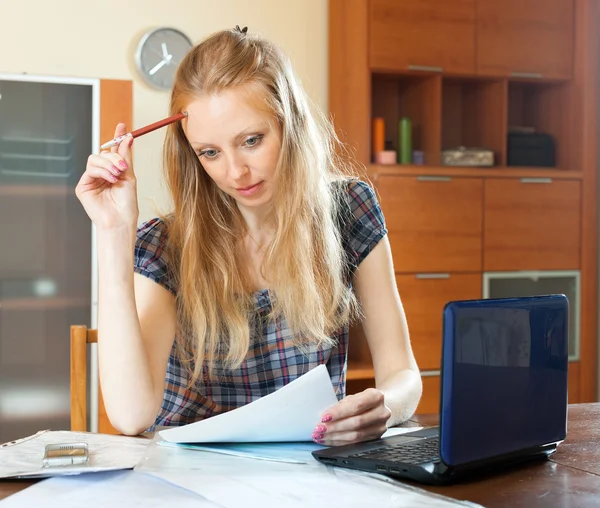 Långhåriga kvinna läser dokument — Stockfoto