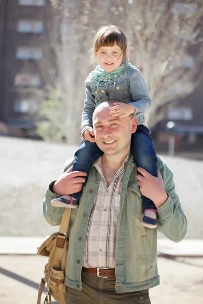 Glücklicher Vater mit entzückender Tochter — Stockfoto