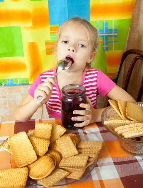 Κοριτσάκι που τρώει μαρμελάδα — Φωτογραφία Αρχείου