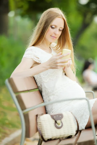 Zwangere vrouw met behulp van mobiele — Stockfoto