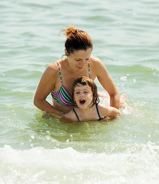Mother teaching daughter to swim — Stock Photo, Image