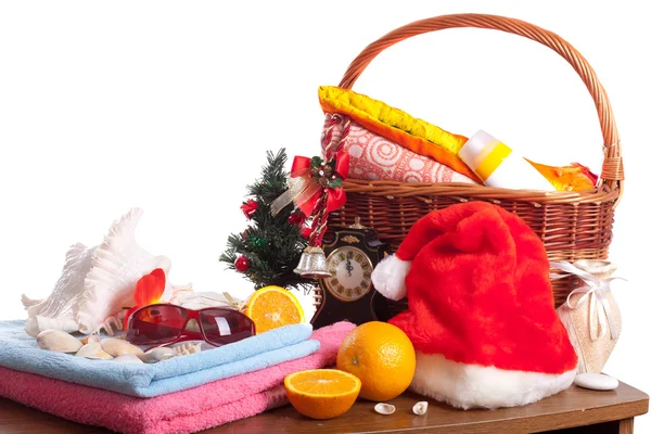 Рождественские и пляжные аксессуары с корзиной — стоковое фото