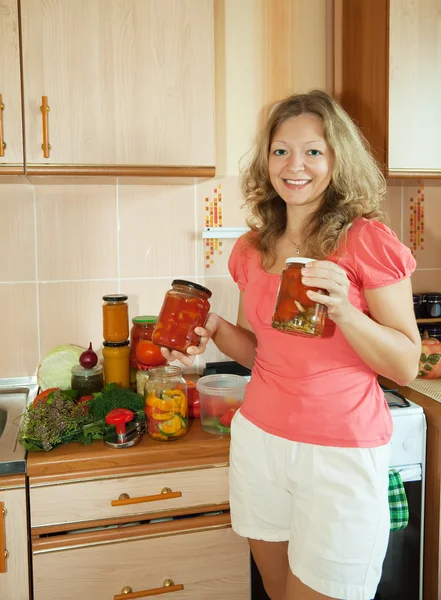 Frau mit mariniertem Gemüse — Stockfoto