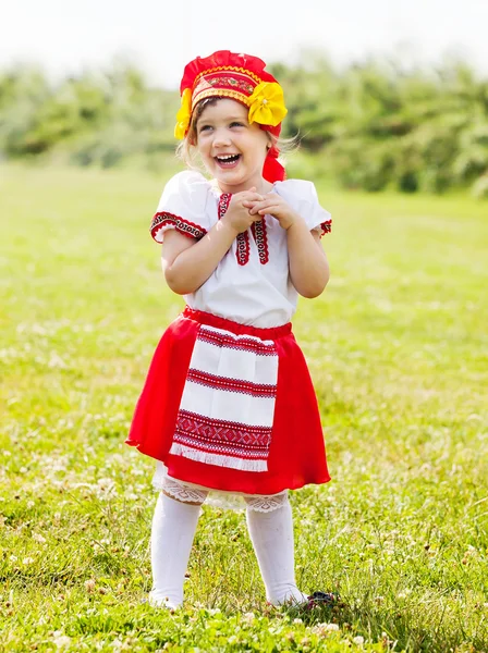 Bambino in abiti popolari tradizionali — Foto Stock