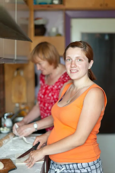 Duas mulheres cozinheiras pastoso — Fotografia de Stock