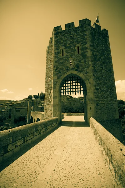 Puerta medieval en ciudad europea medieval — Foto de Stock