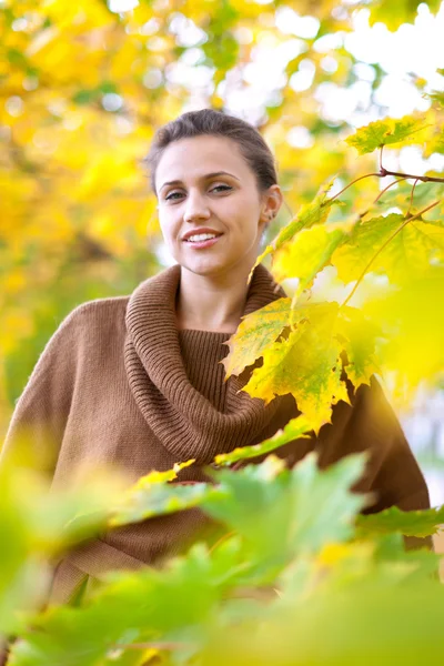 Portrait of woman in autumn — Stock Photo, Image