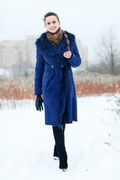 Retrato de invierno de longitud completa de la mujer — Foto de Stock