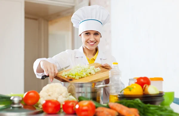 Щасливий кухар працює з овочами — стокове фото