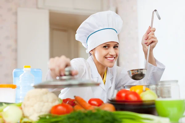 Felice cuoco in toque lavora in cucina — Foto Stock