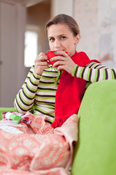 Maladie femme boire du thé chaud — Photo