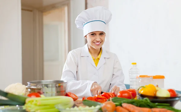 Cook works with vegetables at commercial kitchen — Stock Photo, Image