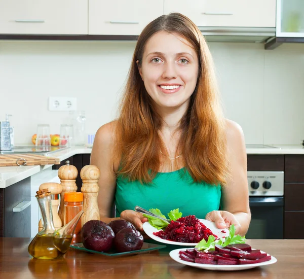 Menina positiva comer — Fotografia de Stock