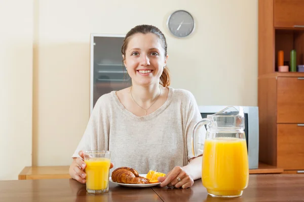 Happy woman having breakfast — Stock Photo, Image