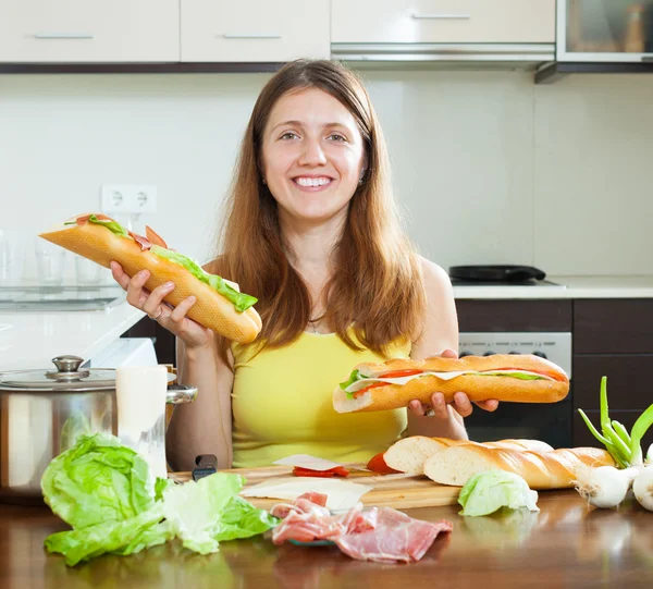 Mujer feliz con sándwiches cocidos — Foto de Stock