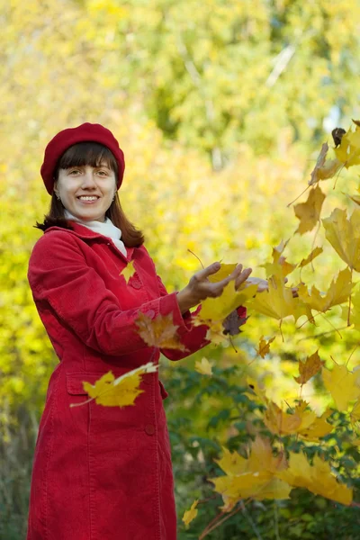 Girl throwing leaves in the air — Stock Photo, Image