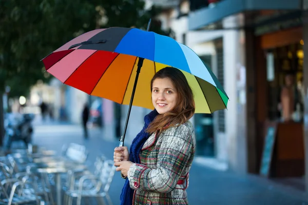 Mädchen im Mantel mit Regenschirm — Stockfoto