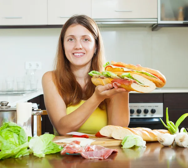Menina com sanduíches cozidos espanhol — Fotografia de Stock