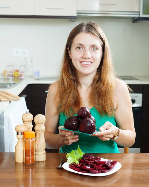 Woman in green with boiled beets — Stock Photo, Image