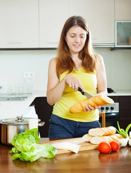 Girl cooking sandwiches — Stock Photo, Image