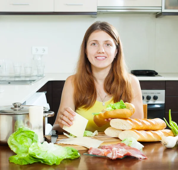 Happy woman cooking sandwiches — Stock Photo, Image