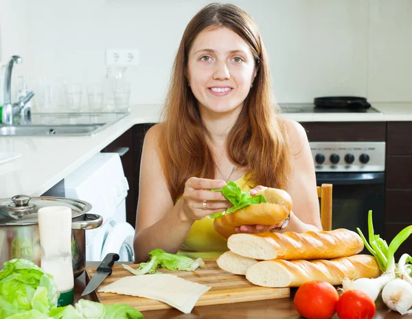 Woman cooking sandwiches with vegetables — Stock Photo, Image