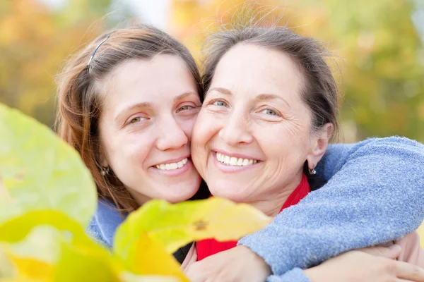 Woman with adult daughter in autumn — Stock Photo, Image