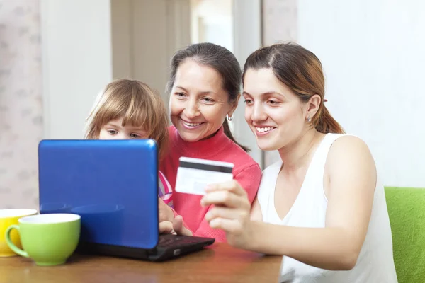 Betalen met credit card in internet en gelukkige familie — Stockfoto