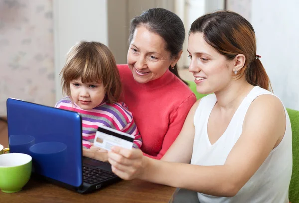 Family doing shopping in internet with credit card — Stock Photo, Image