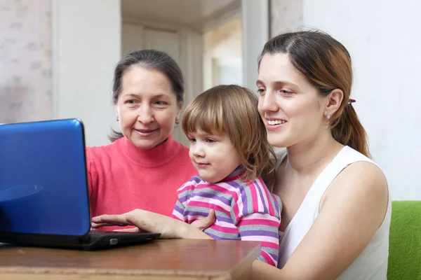 Vrouwen van drie generaties met laptop — Stockfoto