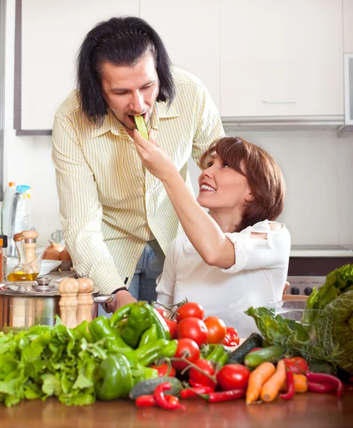 Joven feliz pareja cocinar verduras — Foto de Stock