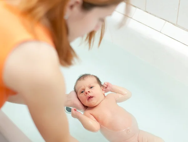 Moeder baadt pasgeboren baby — Stockfoto