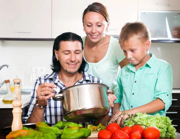 Gelukkige familie van drie koken groenten — Stockfoto