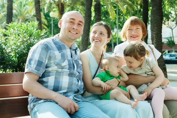 Lycklig multigeneration familj fem sitter på bänken — Stockfoto