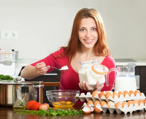 Vrouw die deeg maakt — Stockfoto