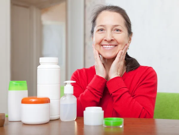 Smiing mujer madura haciendo máscara cosmética — Foto de Stock