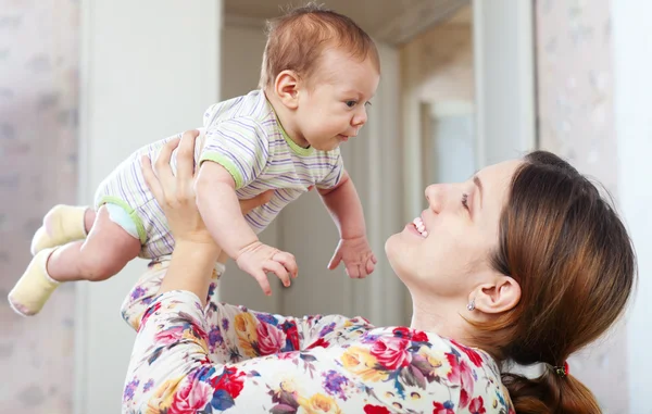 Moeder bedrijf jonge baby — Stockfoto